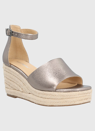 Босоножки на танкетке