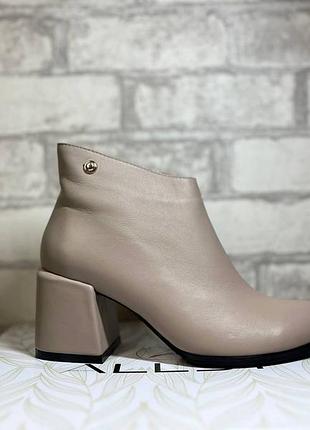 Женские бежевые ботинки