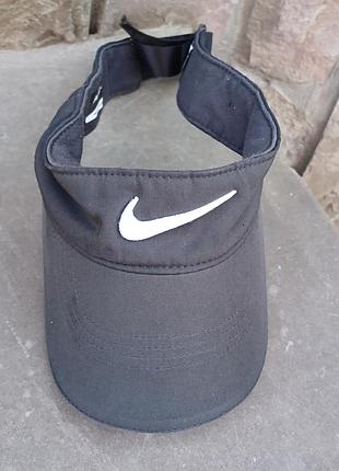 Козырек на липучке nike для игры в гольф.