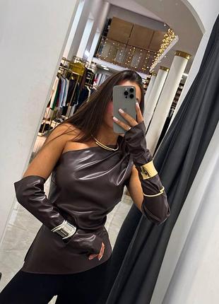 Трендовый асимметричный кожаный топ из экокожи с рукавами рукавчиками трендовый асимметричной кожуной топ с экокожи с рукавами рукавчиками перчатками