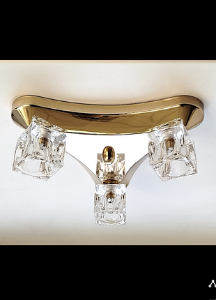 Невелика стельова люстра на 3 плафони