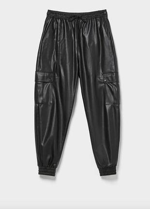 Джоггеры из синтетической кожи bershka black