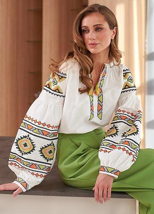 Блузка с зеленой вышивкой