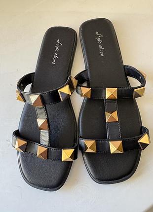 Шлепанцы с шипами