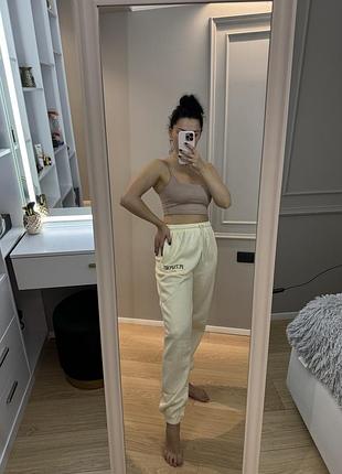 Молочные брюки prettylittlething m
