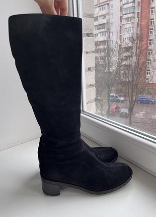 Замшевые сапоги с бежевой кожей внутри hobbs