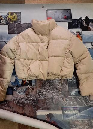 Бежевый пуховик