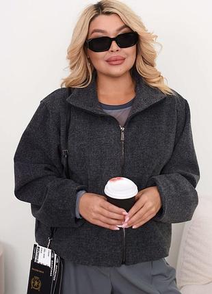 Стильне напів пальто на блискавці з кишенями.