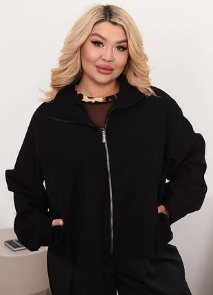 Стильне напів пальто на блискавці з кишенями.