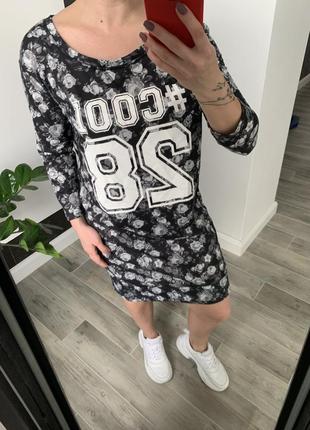 Стильна спортивна сукня оверсайз