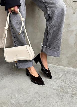 Трендовые женские лакированные туфли с острым носиком
