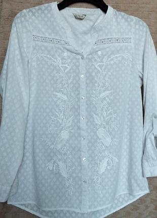 Белая блузка с длинными рукавами и вышивкой