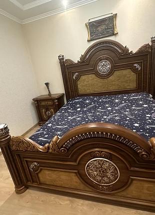 Двоспальне ліжко і тумбочки