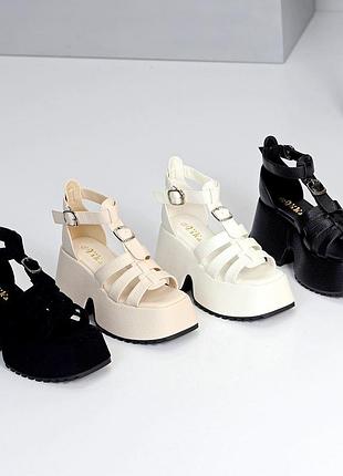 Легкие массивные толстые босоножки с ремешками на платформе танкетка. есть цвета