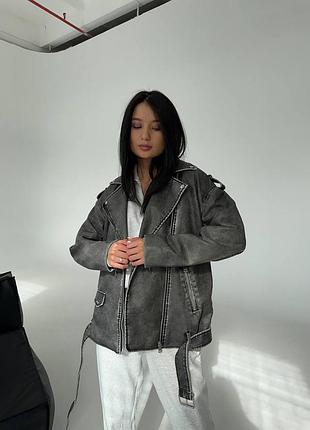 Стильная удлиненная косуха оверсайз серая женская кожаная куртка из эко кожи кожанка весенняя осень весна5 фото