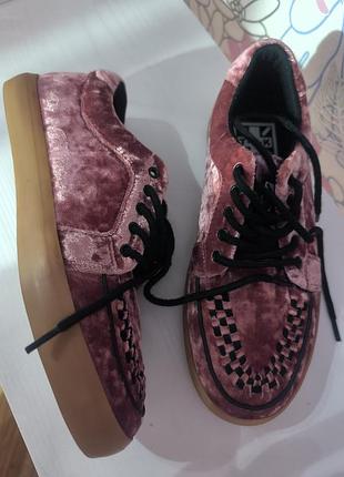 Крутые кеды мокасины велюровые бренда t.u.k с интересной подошвой с черепом и костями унисекс