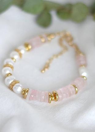 Браслет натуральный розовый кварц мадагаскар + жемчуг, фур-ра гип-ный сплав цвет золото d-7мм+- l-19-24см