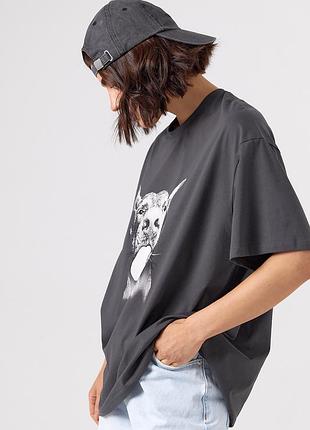 Однотонна футболка oversize з контрастним принтом добермана4 фото