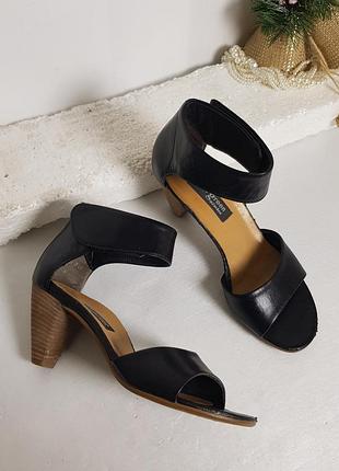 Дуже гарні зручні шкіряні босоніжки на липучках paul green 37