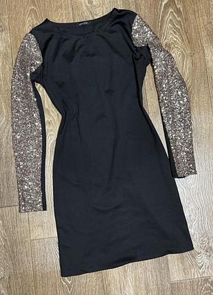 Вечірня сукня з паєтками на рукавах
