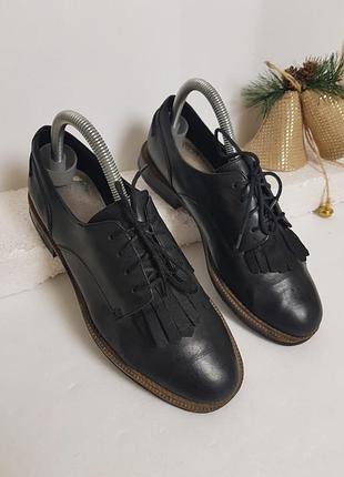Мягкие удобные оригинальные туфли броги на низком ходу шнуровка бахрома clarks 37,5р