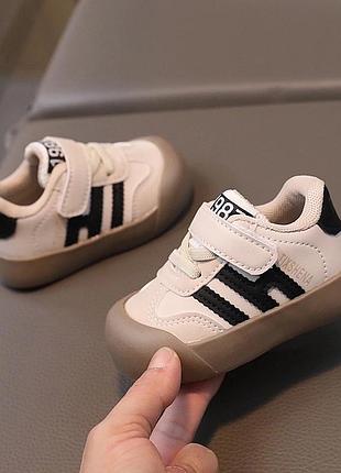 Стильные кроссовки