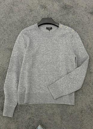 Сіра кофта шанел з прикрасами на плечі