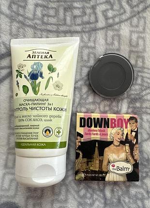 Лот косметики.