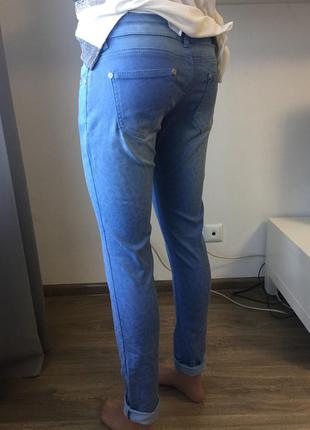 Стильні блакитні джинси.s.еластичні .гарно сидять3 фото
