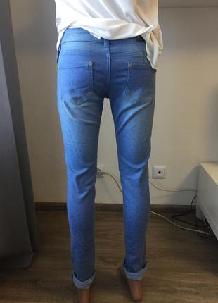 Стильні блакитні джинси.s.еластичні .гарно сидять4 фото