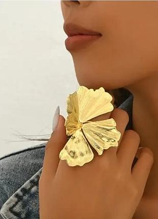 Крупное золотистое кольцо лепестки металлические, 2382-3