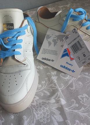 Кроссовки adidas современного дизайна на каучуковом ходу