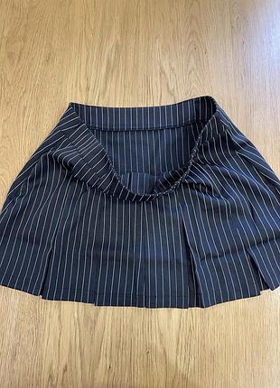 Ідеальна коротка спідниця зі складками в смужку