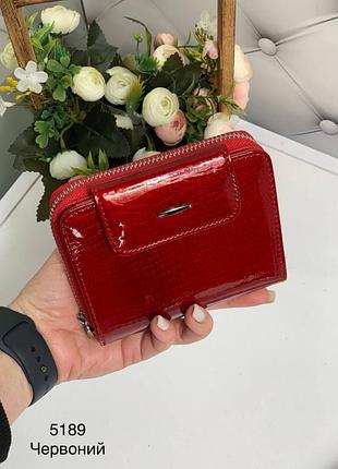 Женский кошелек кожаный из натуральной кожи лакированный красный с клапаном на магните на молнии из крокодила средний вертикальный
