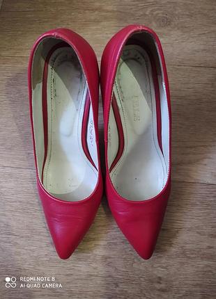 Красиві шкіряні крепкі туфлі дочки