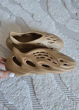 Летние кроссовки из резины