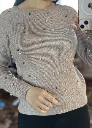 Свитер с вырезами на плечах и жемчужинами