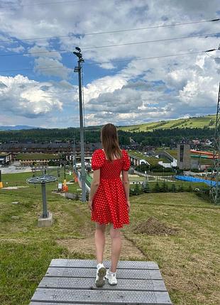 Червоне плаття в горошок