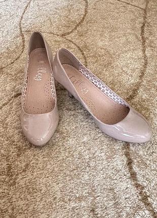 Туфлі на підборах каблуках