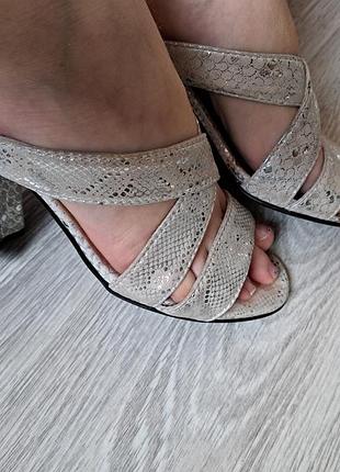 Босоножки кожаные на каблуке, змеиный принт, серебро