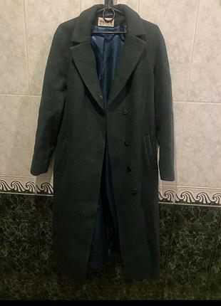Стильное пальто изумрудного цвета