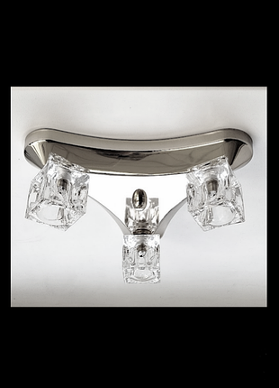 Небольшая потолочная люстра на 3 плафона