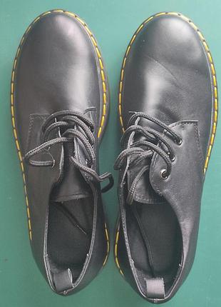 Женские кожаные дерби ретро туфли черные на высокой платформе.