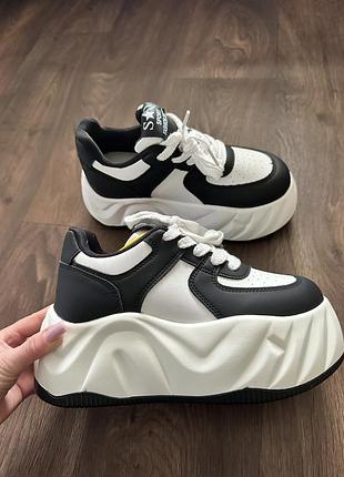 Кросівки на високій подошві