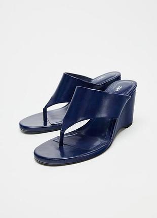 Кожаные босоножки на танкетке zara