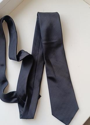 Черный галстук.