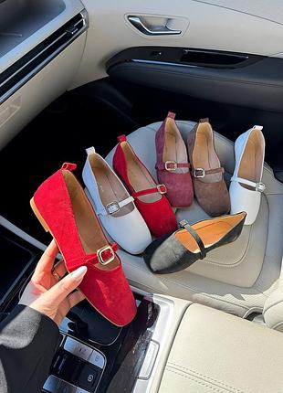 Яркие замшевые балетки красного цвета