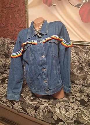 Джинсовая куртка с разноцветной рюшечкой.