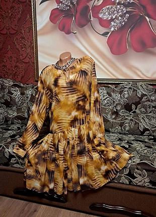 Прозрачное платье платья.