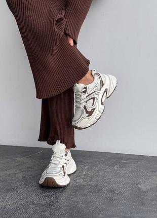 Женские кроссовки на массивной подошве